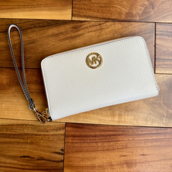 Michael Kors Fulton Large light Cream Pebbled Leather phone case Wallet … - Picture 2 of 8